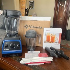 Vitamix 7500 with 64oz container and extras